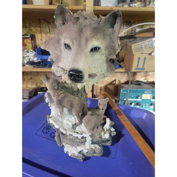 Meerchi MRH Wolf With Wolves Pups Resin Sculpture 15" Tall - Picture 2 of 16